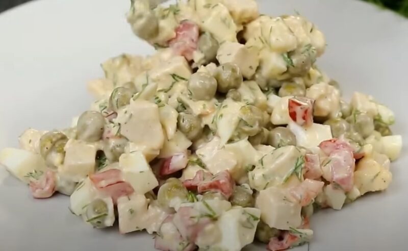 Проще Оливье, а вкуснее в разы: осенний салат с курицей, который готовится за 15 минут и покоряет с первой ложки