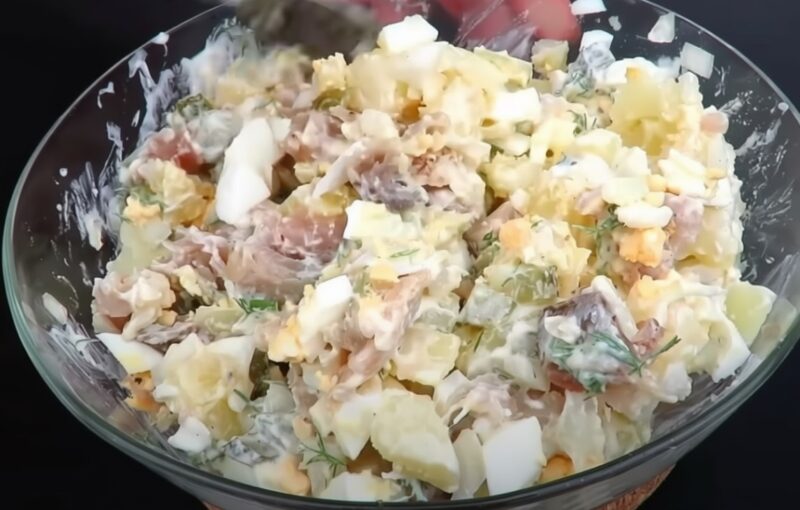 Деревенский салат со скумбрией, который покорит сердце любого — сытно и невероятно вкусно!