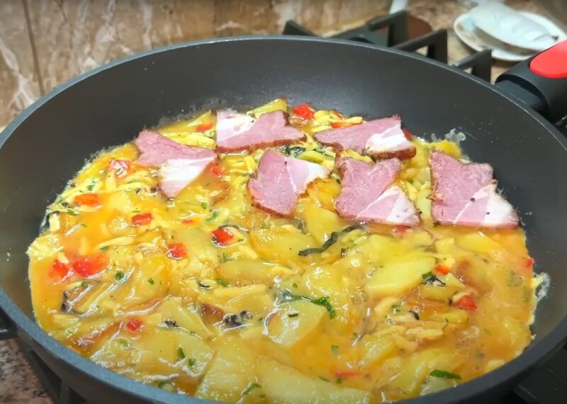 Так картофель вы ещё не готовили - вкуснее пиццы и проще запеканки! Все смешали и на сковороду