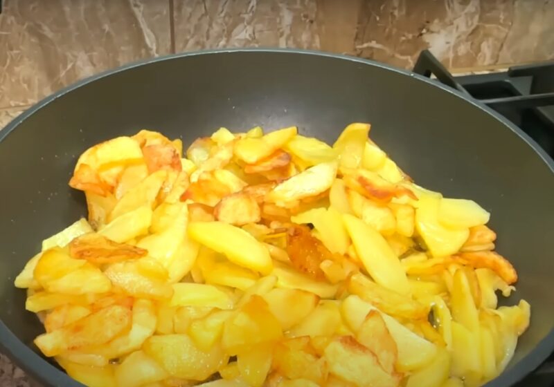 Так картофель вы ещё не готовили - вкуснее пиццы и проще запеканки! Все смешали и на сковороду