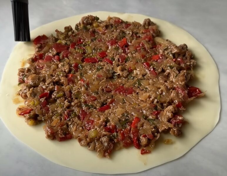Забудьте про чебуреки! Этот грузинский пирог с мясной начинкой настолько сочный и ароматный, что его хочется есть каждый день