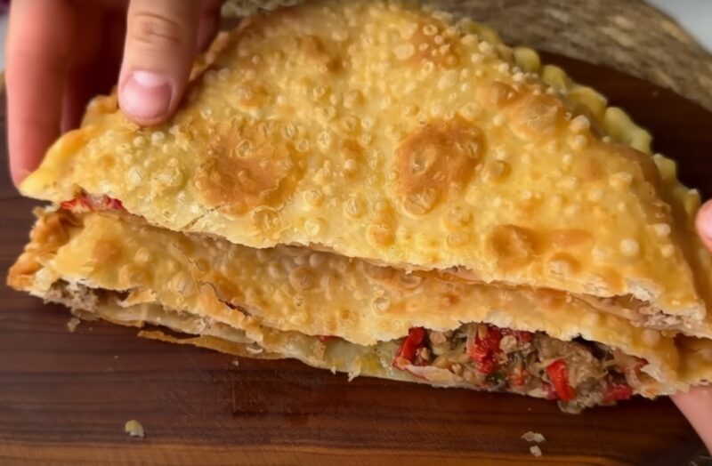 Забудьте про чебуреки! Этот грузинский пирог с мясной начинкой настолько сочный и ароматный, что его хочется есть каждый день