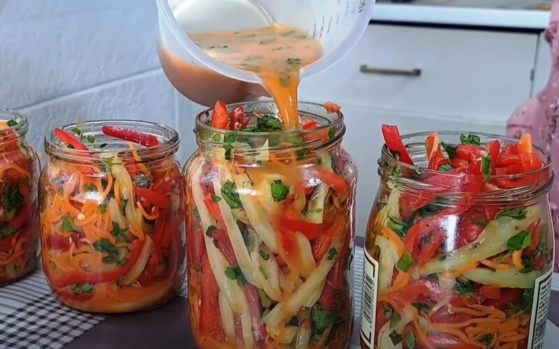 Вкус лета в каждой ложке! Как сохранить сочность болгарского перца и сладость моркови в хрустящем салате на зиму