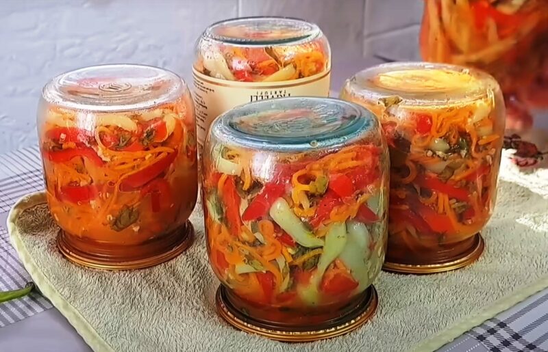 Вкус лета в каждой ложке! Как сохранить сочность болгарского перца и сладость моркови в хрустящем салате на зиму
