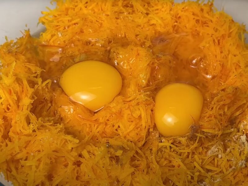 Натерла тыкву и добавила 2 яйца — вкусный и полезный завтрак на сковороде для всей семьи!