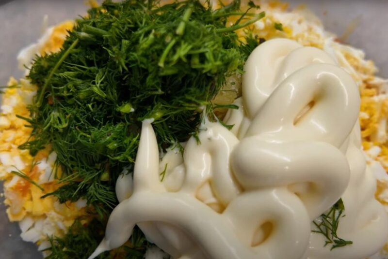 Готовим чесночную намазку с чесноком, плавлеными сырками и яйцами. Любимый рецепт всех поколений