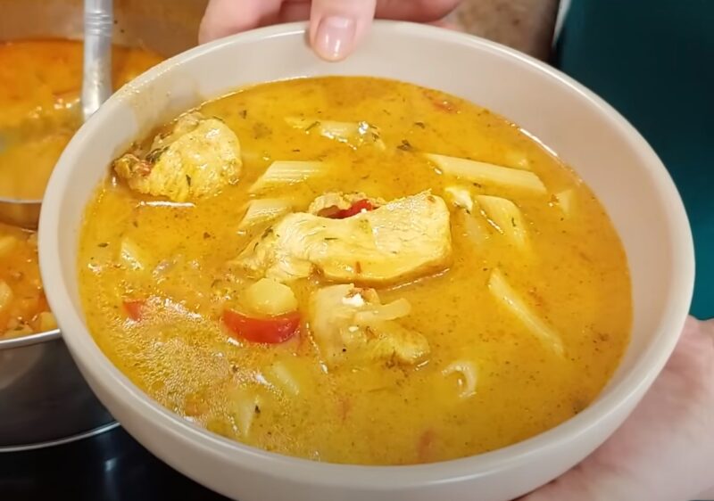 Лёгкий, но невероятно насыщенный: суп с курицей, сельдереем и куркумой. Густой, без бульона, но с мясом!