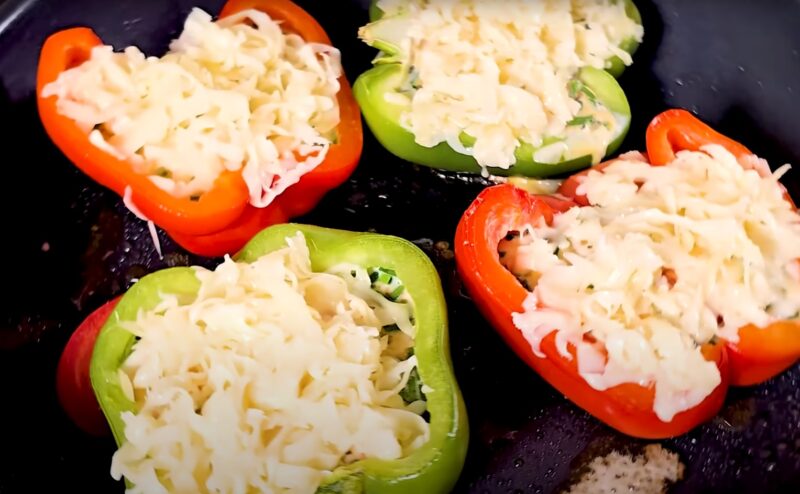 Всего 3 яйца и немного овощей. Красочный и полезный  завтрак на сковороде за 10 минут!