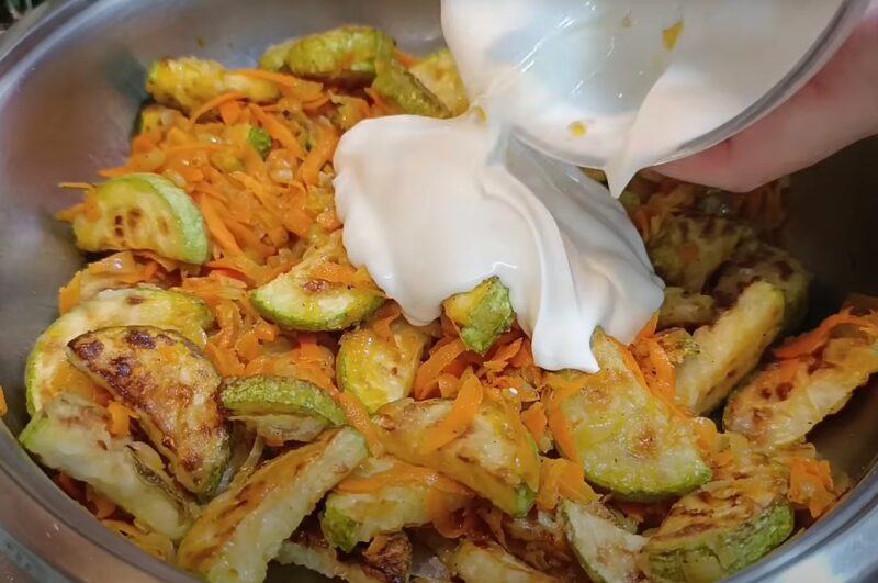 Неожиданно вкусно! Тушеные кабачки в сметане: блюдо, которое удивит вас нежностью и ароматом