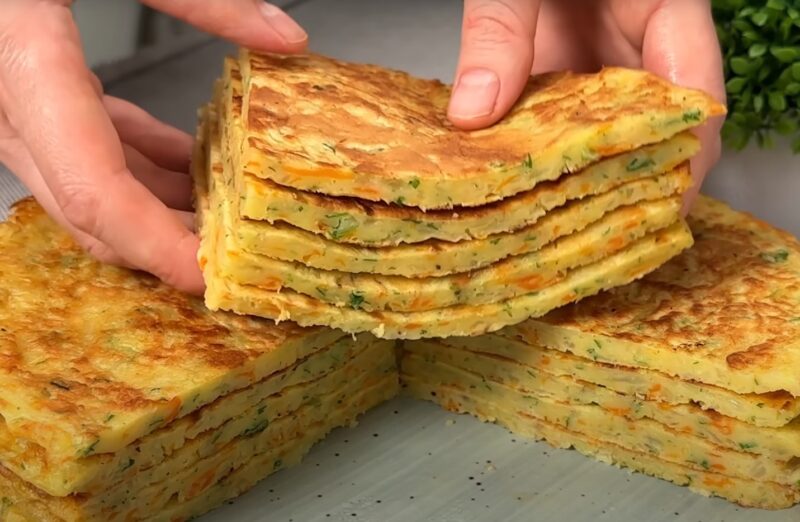 Экономно, быстро и невероятно вкусно: хрустящие капустные блины с аппетитным соусом. Оторваться невозможно!