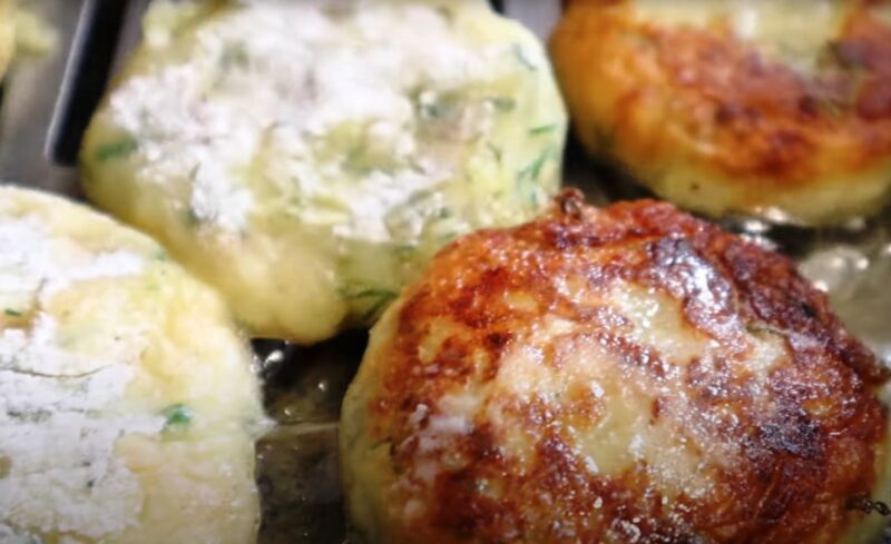 Секрет шеф-повара для экономных хозяек: хрустящие картофельные котлетки с ароматом жареного лука