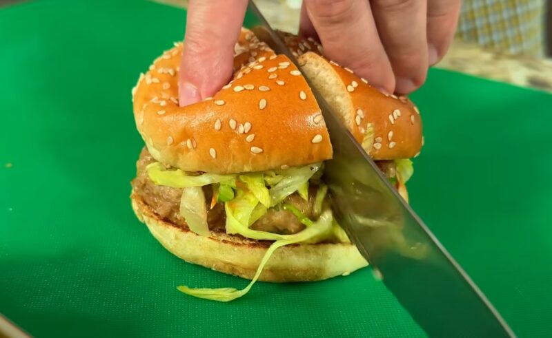 Фирменный рецепт: домашний бургер с хрустящим салатом и сочной котлетой, которая не разваливается!