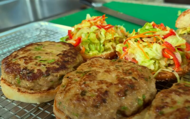 Фирменный рецепт: домашний бургер с хрустящим салатом и сочной котлетой, которая не разваливается!