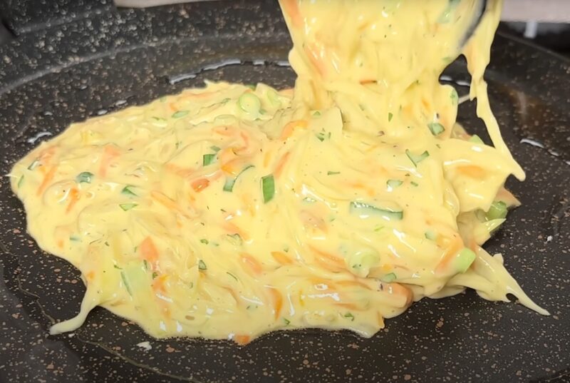 Экономно, быстро и невероятно вкусно: хрустящие капустные блины с аппетитным соусом. Оторваться невозможно!