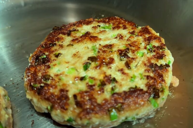 Фирменный рецепт: домашний бургер с хрустящим салатом и сочной котлетой, которая не разваливается!