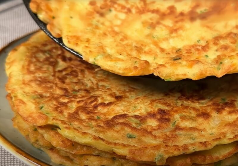 Экономно, быстро и невероятно вкусно: хрустящие капустные блины с аппетитным соусом. Оторваться невозможно!