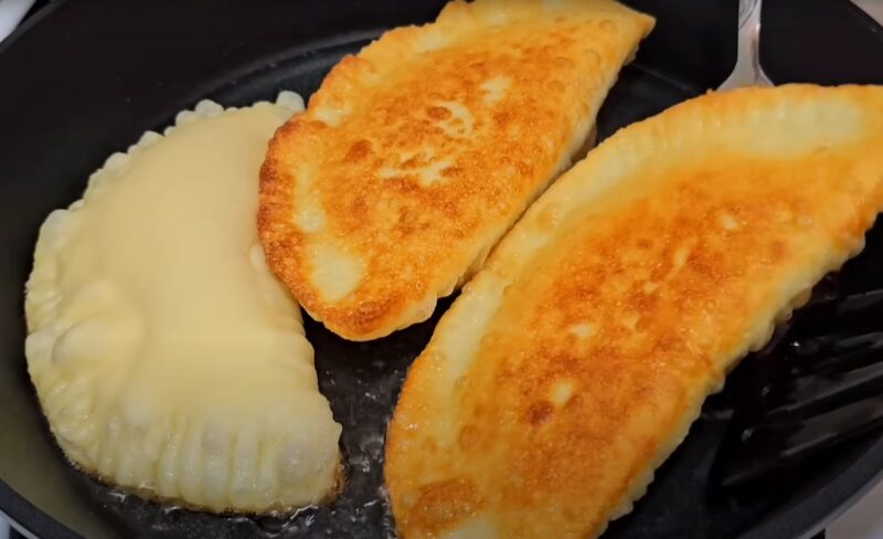 Забытый десерт СССР: сочные яблочные чебуреки на кефире, которые готовили наши бабушки!