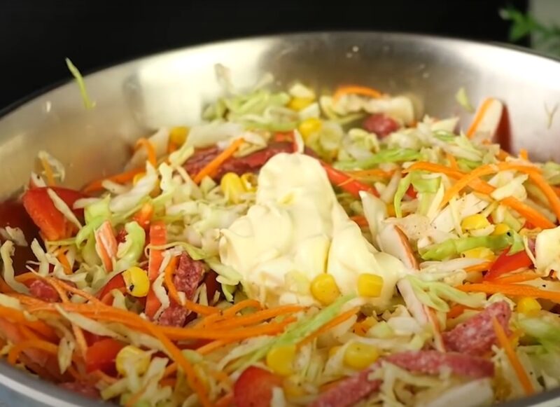 Быстрый праздничный салат без майонеза. Закуска с крабовыми палочками за 5 минут - доступный рецепт!