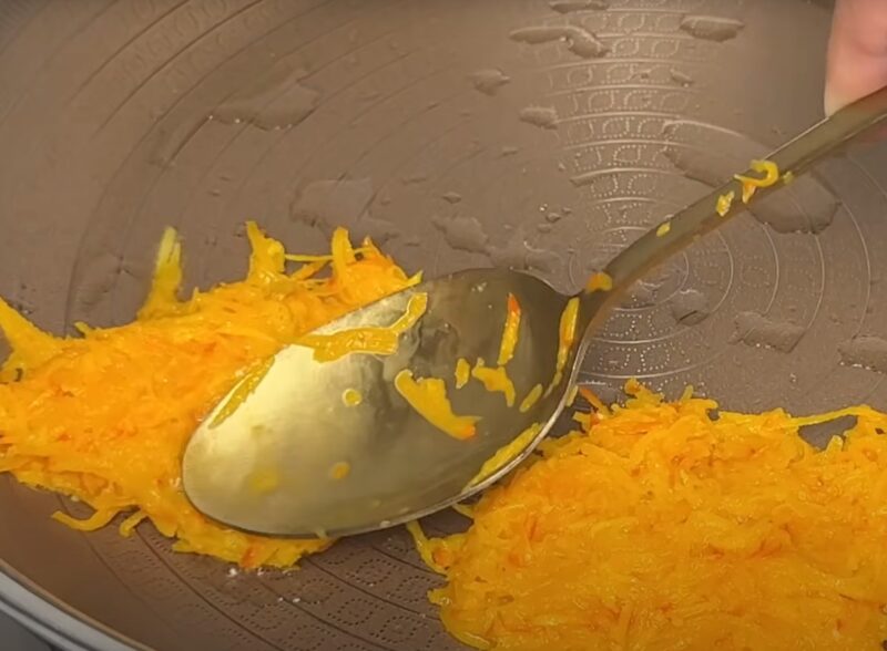 Натерла тыкву и добавила 2 яйца — вкусный и полезный завтрак на сковороде для всей семьи!