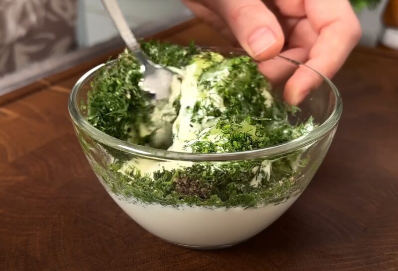 Экономно, быстро и невероятно вкусно: хрустящие капустные блины с аппетитным соусом. Оторваться невозможно!