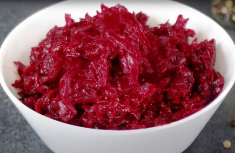 Готовлю большую кастрюлю и ставлю в холодильник. Теплый свекольный салат - закуска и намазка одновременно!