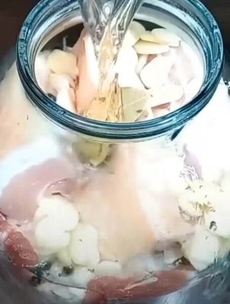 Сало в рассоле, которого всегда мало. Самый вкусный домашний рецепт: съедается в одно мгновение