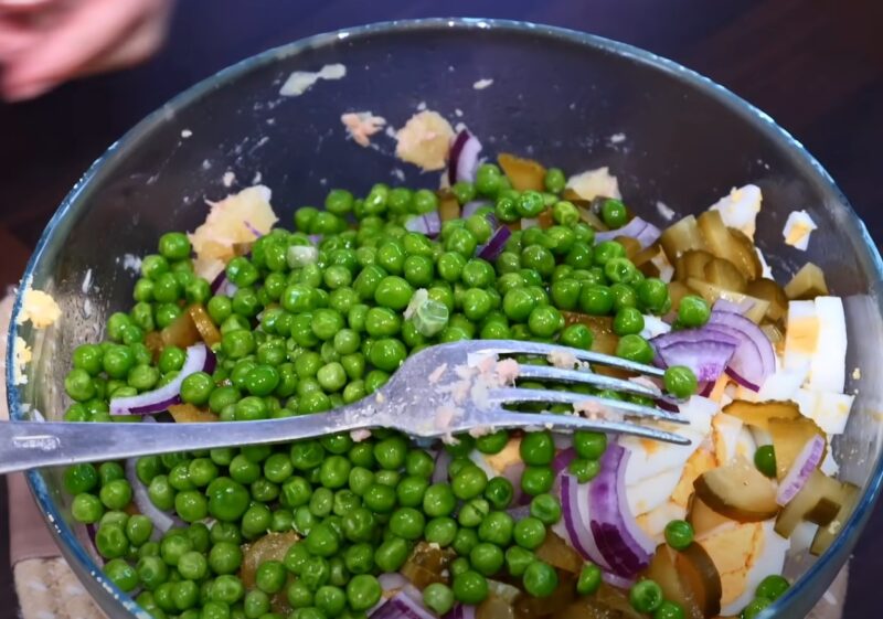 Не ожидала, что будет так вкусно: бюджетный салат, который затмит даже праздничные закуски!