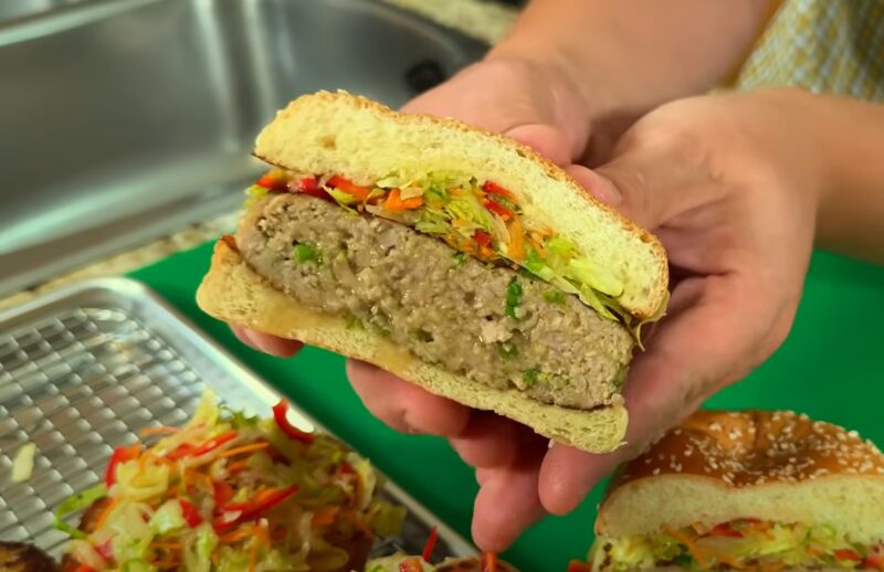 Фирменный рецепт: домашний бургер с хрустящим салатом и сочной котлетой, которая не разваливается!