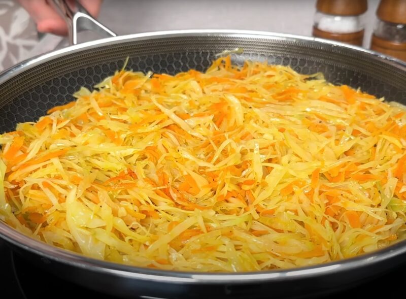 Экономно, быстро и невероятно вкусно: хрустящие капустные блины с аппетитным соусом. Оторваться невозможно!