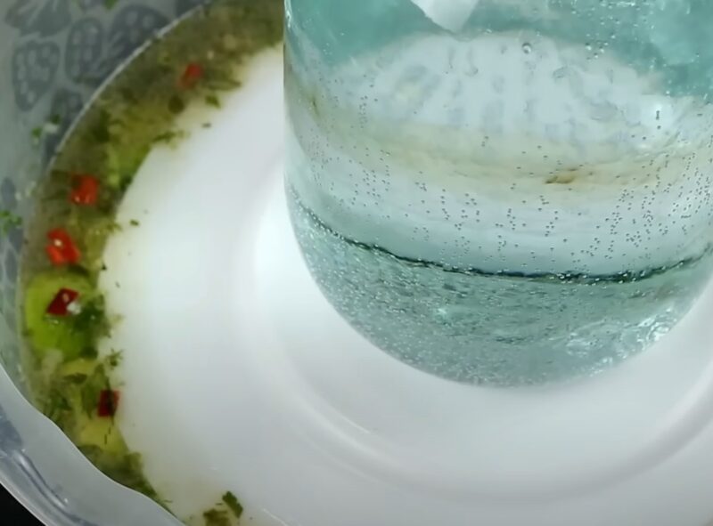 Хрустящие, острые, с легкой кислинкой: как замариновать зеленые помидоры так, чтобы добавки просили даже дети!