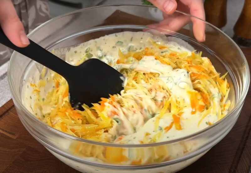 Экономно, быстро и невероятно вкусно: хрустящие капустные блины с аппетитным соусом. Оторваться невозможно!