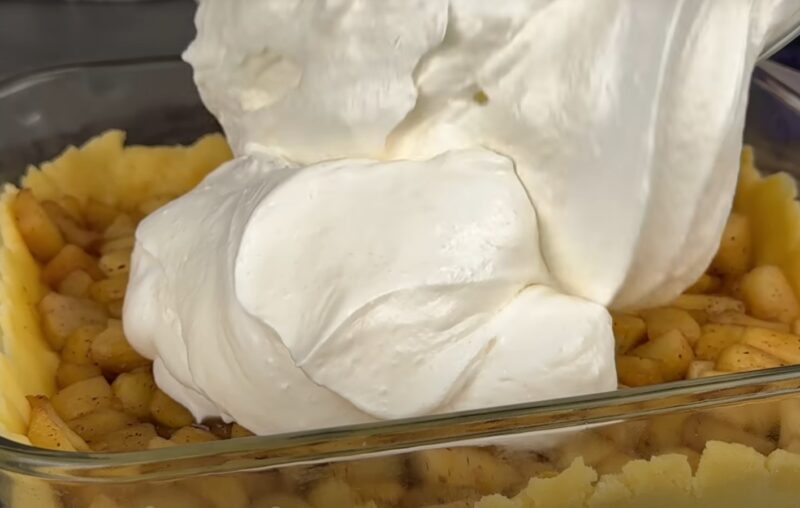 Забудьте о шарлотке! Рецепт роскошного пирога с кремовой прослойкой и карамельным настроением