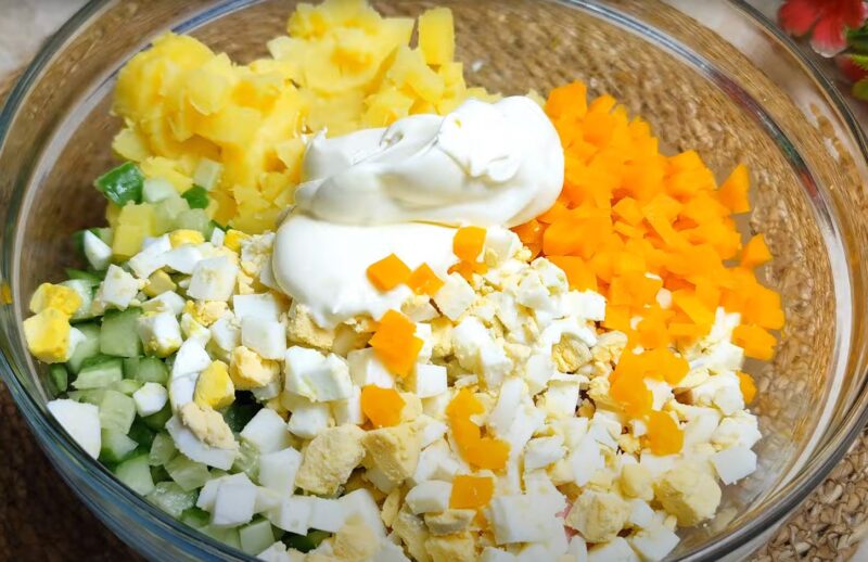 Оливье по-настоящему вкусный: как приготовить его так, чтобы он не просто лежал на столе, а исчезал за минуты!