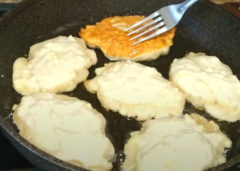 Вкусняшки к чаю за 15 минут: нежные и ароматные яблочные оладьи. Простой рецепт!