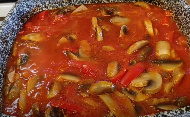 "Охотничий" салат на зиму: секрет маринада, в котором грибы, томаты и перец становятся невероятно аппетитными!