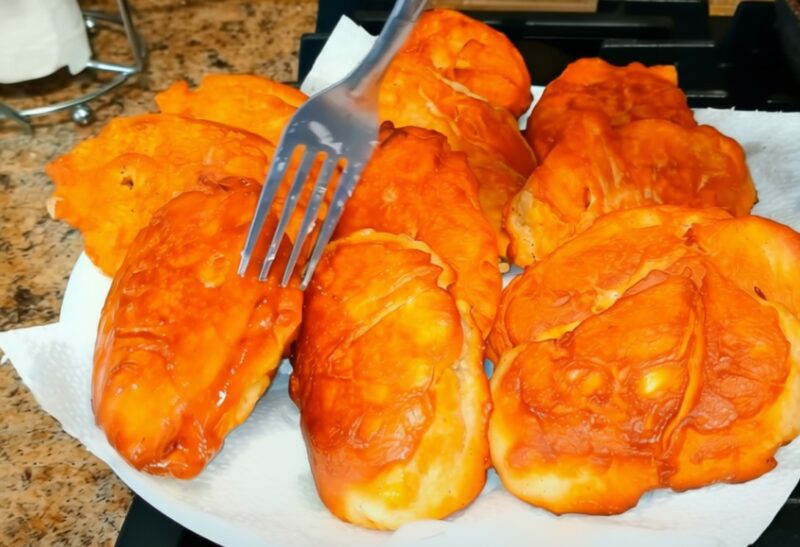 Вкусняшки к чаю за 15 минут: нежные и ароматные яблочные оладьи. Простой рецепт!