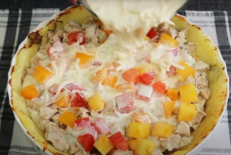Сытно, нежно, ароматно. Картофельный пирог с курицей и сочными томатами в сливках!