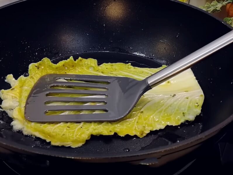 Праздник начинается с этой закуски! Капустные рулетики с куриной начинкой: невероятно вкусное сочетание