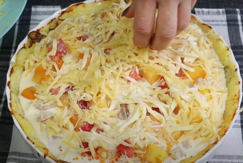 Сытно, нежно, ароматно. Картофельный пирог с курицей и сочными томатами в сливках!