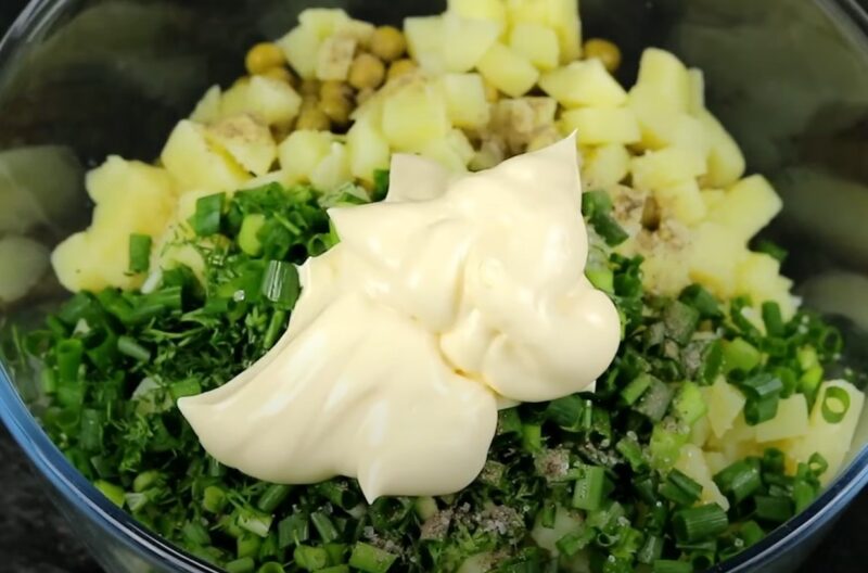 Салат со шпротами вкуснее "Оливье". Простой рецепт за 15 минут - подходит и для праздничного стола
