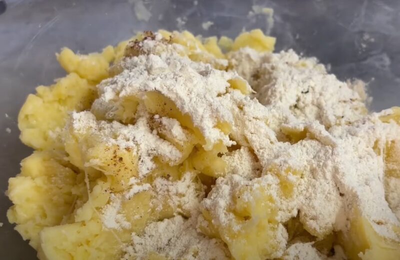 Сытное блюдо из картофеля: лепёшки с расплавленным сыром, которые готовятся проще, чем вы думаете