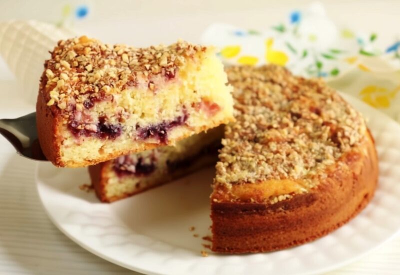 Так просто, что не верится! Пирог с джемом и сметаной - нежность в каждом кусочке: рецепт без весов и миксера