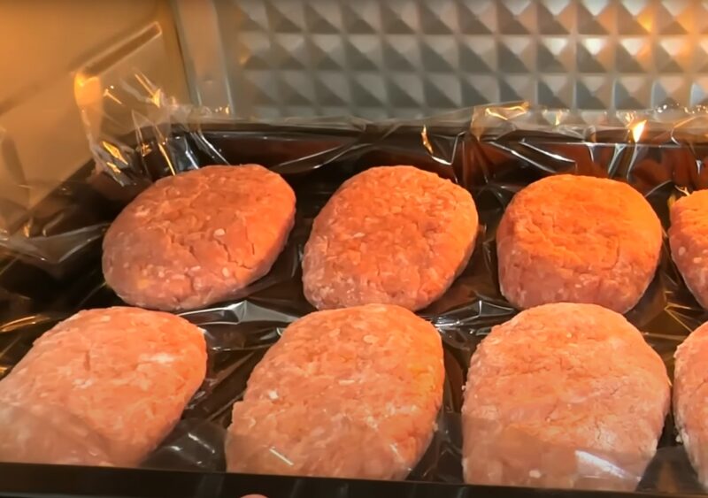 Забудьте про сковородку! Готовлю котлеты из фарша в духовке — сочные, как шашлык и с секретной начинкой!