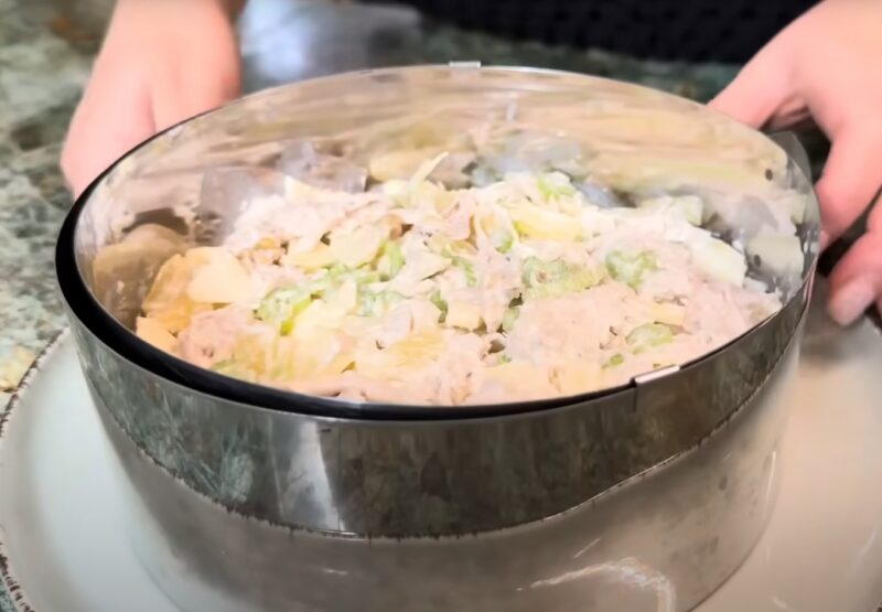 Вкусный и оригинальный салат из куриной грудки. Подходит для любого торжества!