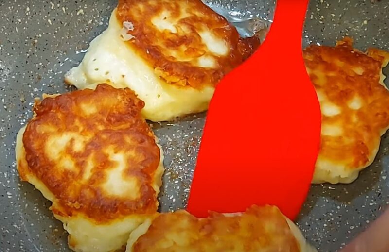 Рецепт для тех, кто проспал: шикарный завтрак на сковороде без замеса теста, который спасет ваше утро!