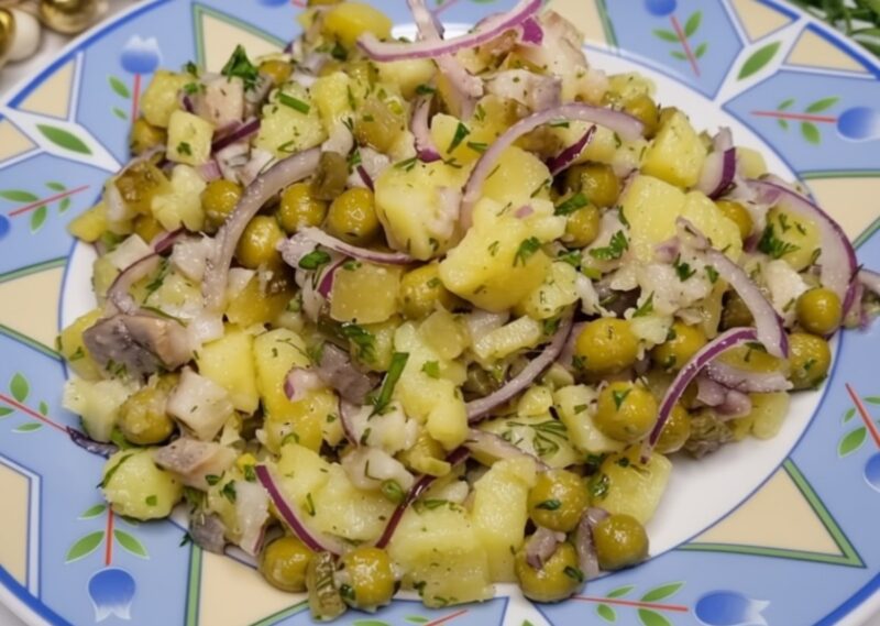 Забудьте о "Шубе" до Нового года! Простой салат с селедкой, который готовится за 5 минут и тает во рту