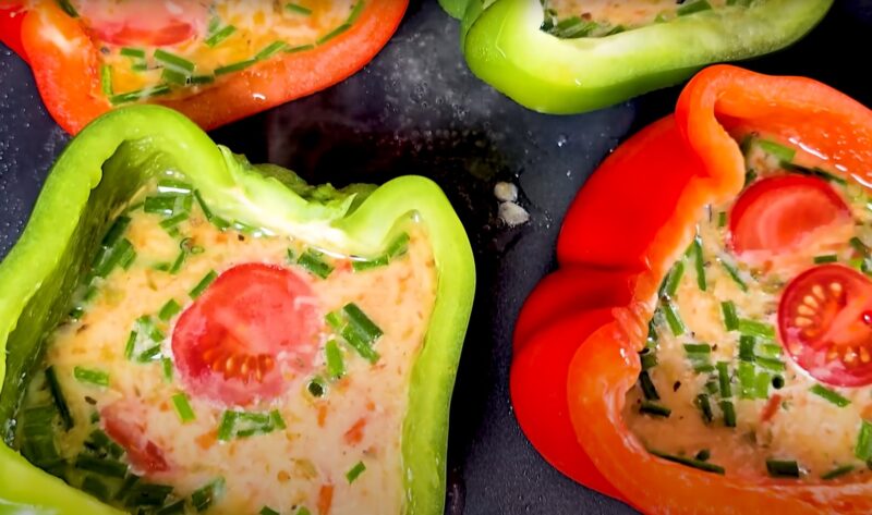 Всего 3 яйца и немного овощей. Красочный и полезный  завтрак на сковороде за 10 минут!