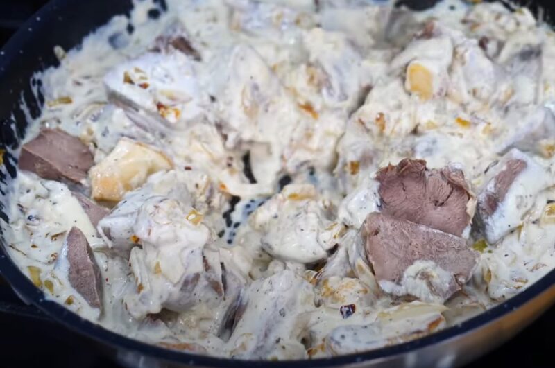 Нежнее, чем вы представляли: говяжий язык в сливках — неожиданная звезда вашего праздничного стола