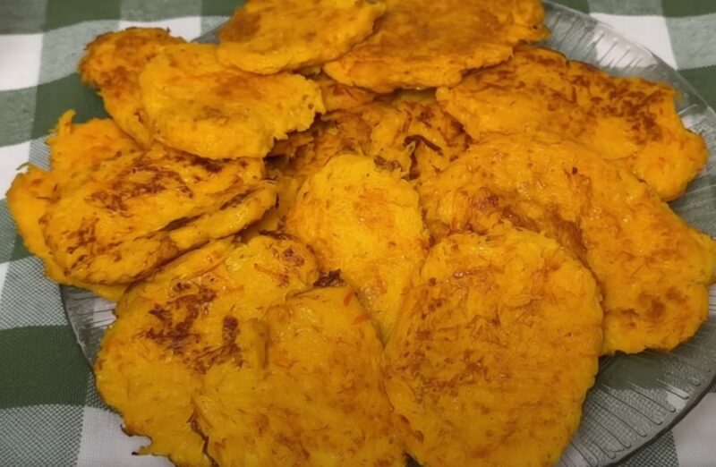 Натерла тыкву и добавила 2 яйца — вкусный и полезный завтрак на сковороде для всей семьи!