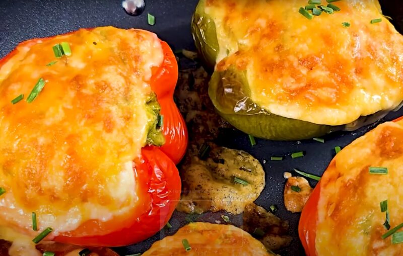 Всего 3 яйца и немного овощей. Красочный и полезный  завтрак на сковороде за 10 минут!